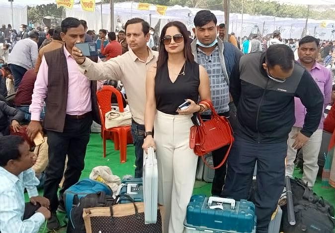 रीना द्विवेदी के साथ सेल्फी लेते मतदान कर्मी