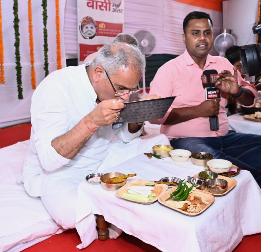  श्रमिकों के साथ बैठकर बोरे बासी खाया