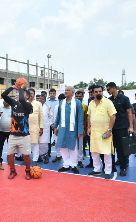 मुख्यमंत्री श्री भूपेश बघेल इंदिरा प्रियदर्शिनी स्टेडियम जगदलपुर पहुंचकर बास्केटबॉल खिलाड़ियों से मुलाकात कर रहे हैं।