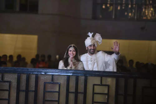 Newlyweds Alia Bhatt and Ranbir Kapoor make first public appearance as they greet the media stationed outside Vastu!