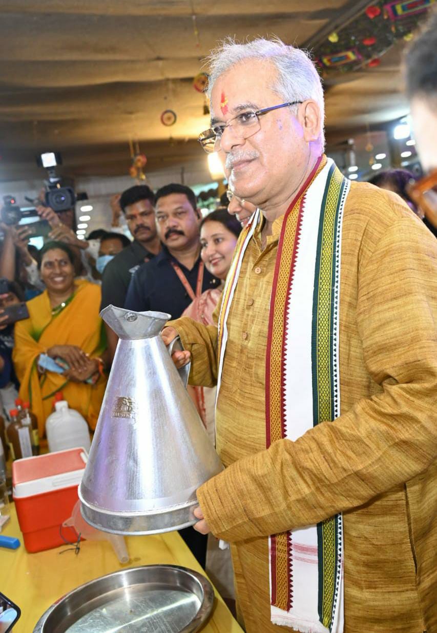 निधि स्व सहायता समूह, चंदखुरी को विक्रय किया गौमूत्र