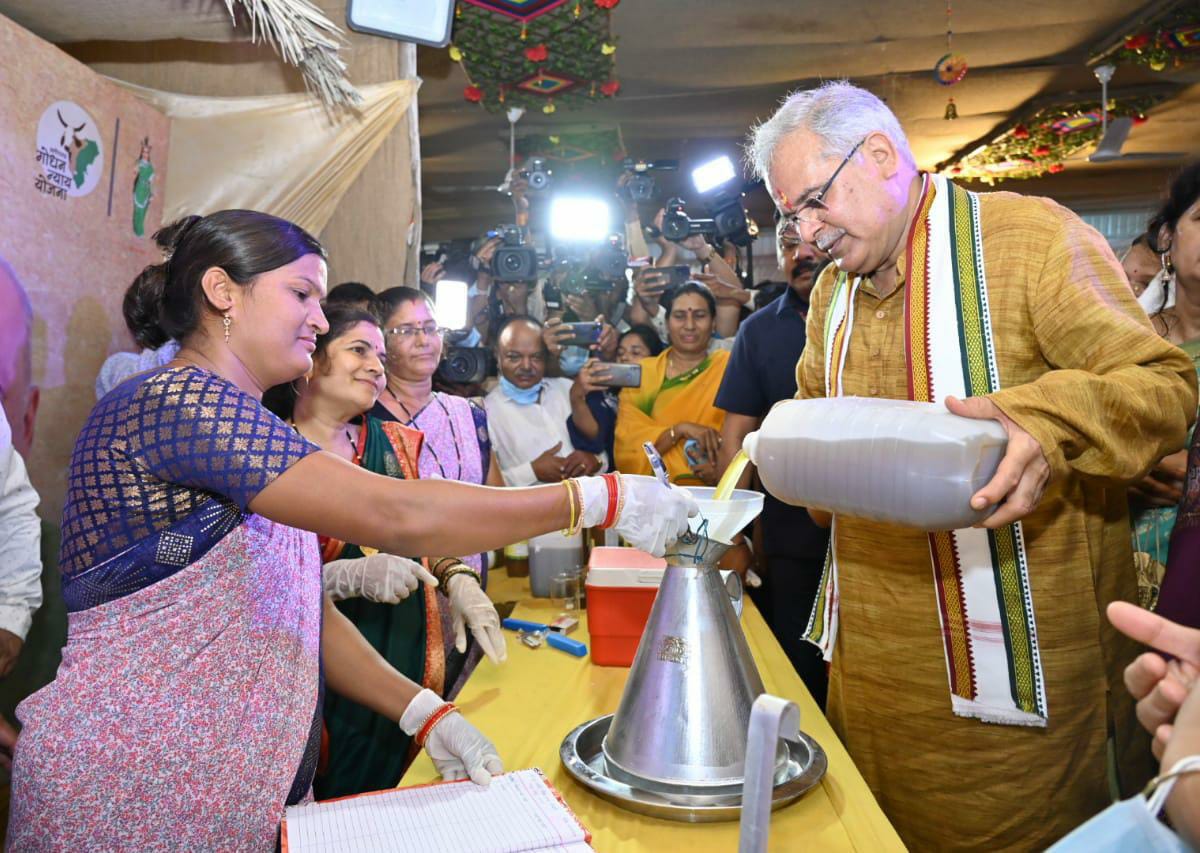 निधि स्व सहायता समूह, चंदखुरी को विक्रय किया गौमूत्र