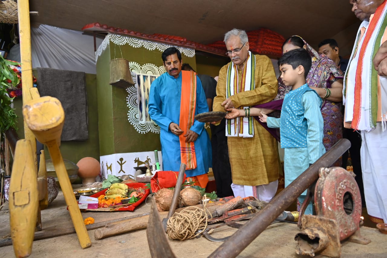 गौमाता को मुख्यमंत्री जी ने चारा खिलाया और उसकी पूजा कीl