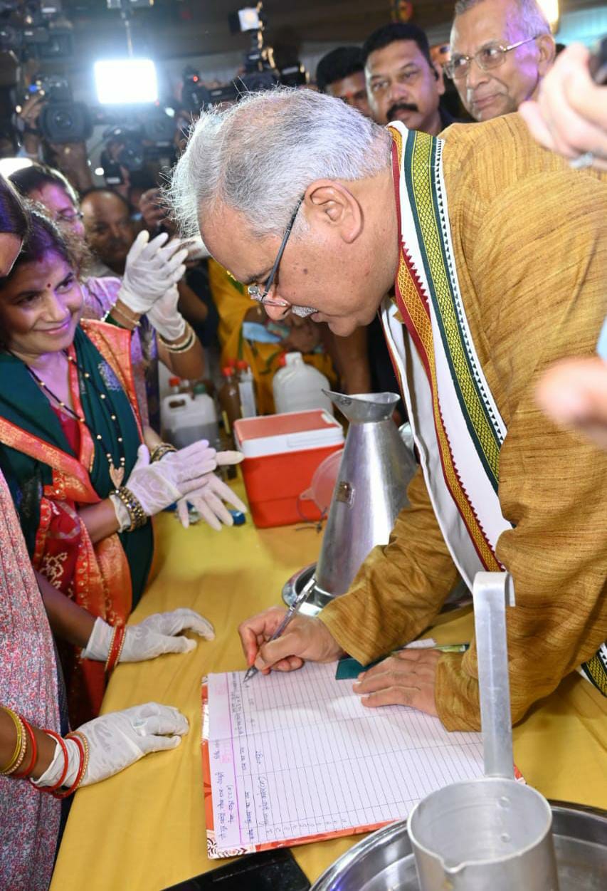 विक्रय रजिस्टर पर मुख्यमंत्री ने किया हस्ताक्षर