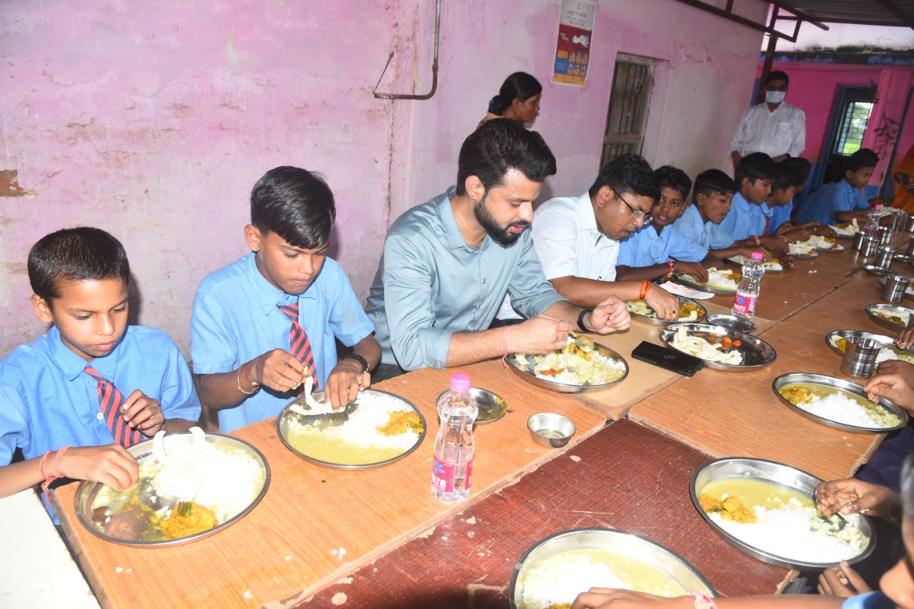 सरकारी स्कूल में दुर्ग कलेक्टर मीणा ने बच्चों संग मध्यान्ह भोजन खाकर किया लंच: रिसामा स्कूल को बनाया जाएगा आदर्श स्कूल…कलेक्टर ने खेती-बाड़ी का भी किया निरीक्षण