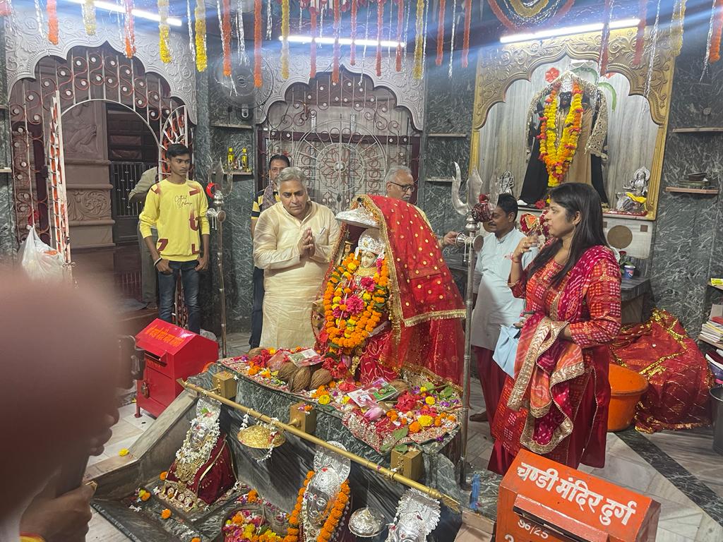 नवरात्र के पहले दिन MLA अरुण वोरा ने की पूजा अर्चना: शहर की सुख समृद्धि के लिए की प्रार्थना… दुर्गा पंडालों में बेहतर व्यवस्था के लिए अधिकारियों को दिए निर्देश