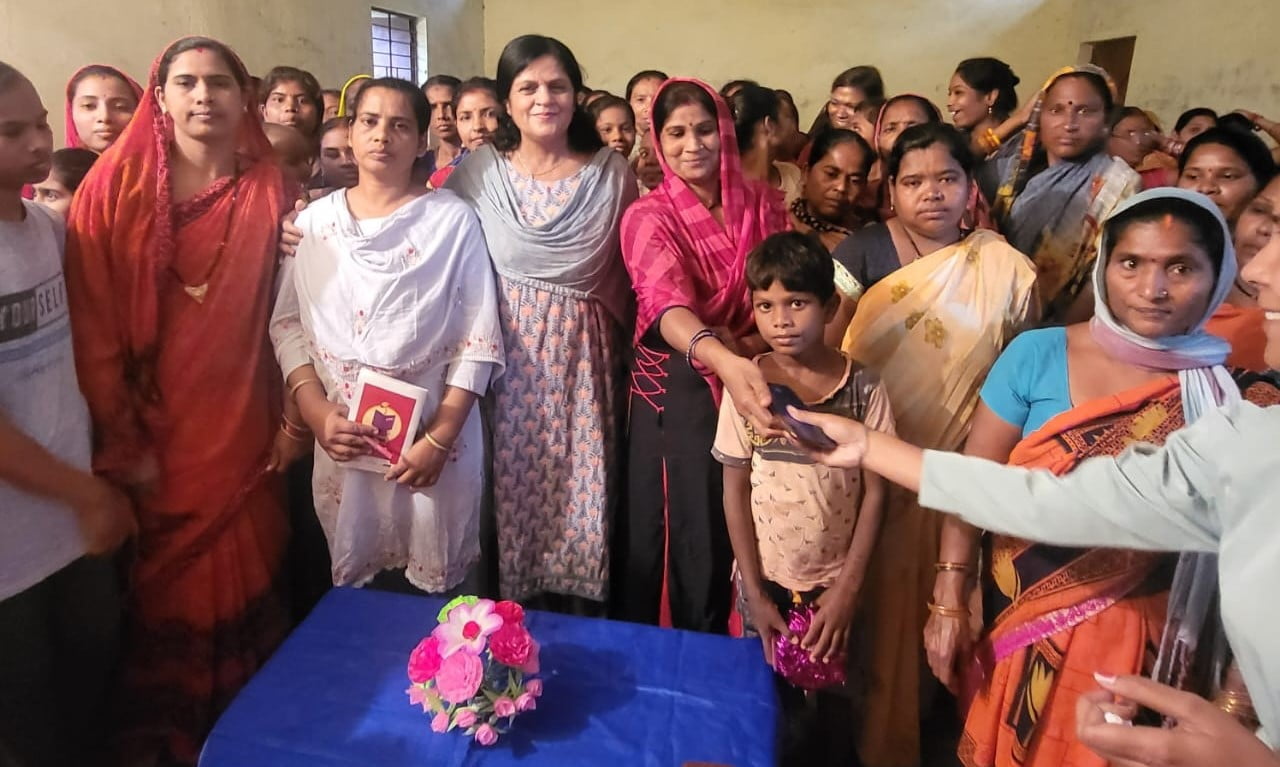 भिलाई की महिलाओं को मिला तीज का तोहफा: MIC मेंबर रीता सिंह गेरा ने तीज मिलन समारोह में पहुंची महिलाओं को दिया उपहार… कहा-हमेशा आपके बीच हूं, हर संकट में साथ हूं
