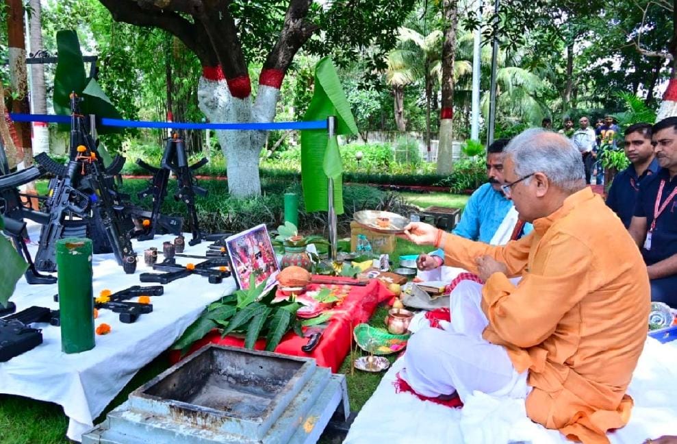 मुख्यमंत्री भूपेश बघेल ने प्रदेशवासियों को विजयादशमी पर्व की दी बधाई और शुभकामनाएं…CM ने विधि-विधान एवँ मंत्रोच्चार के बीच की शस्त्र पूजा