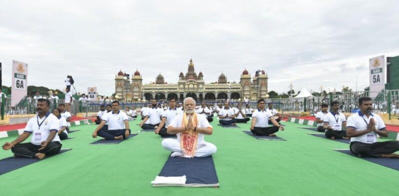 PM मोदी ने 15 हजार लोगों के साथ किया योग: ताड़ासन से लेकर कई आसन करते दिखे पीएम, बोले-अब वैश्विक पर्व बन गया है योग दिवस, तस्वीरों में देखिए योगासन