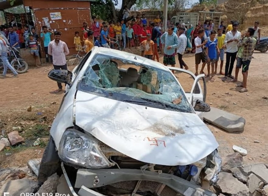 सड़क हादसे में भिलाई की लेडी टीचर की मौत: कार में जा रही थी स्कूल…अचानक सड़क में आ गई गाय, पेड़ से टकरा गई कार