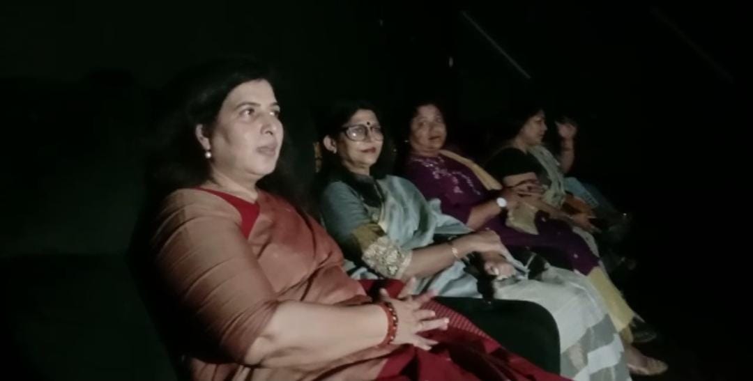 VIDEO: राज्यसभा सांसद सरोज पांडेय पहुंची मिराज सिनेमा: भिलाई में समर्थकों के साथ देख रहीं “द कश्मीर फाइल्स”