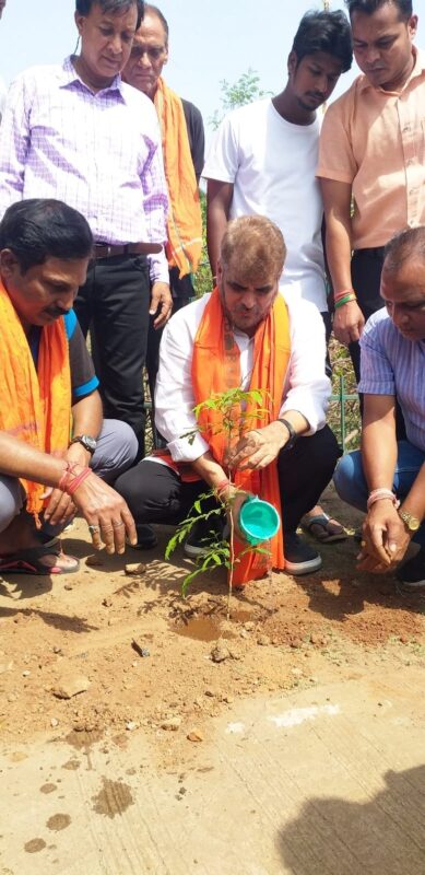 पर्यावरण संरक्षण के लिए भिलाई भाजपा की अच्छी पहल: राकेश पांडेय के साथ भाजपाइयों ने रोपे पौधे,..मोदी सरकार के 8 साल पूरे होने पर अस्पताल परिसर में सफाई के साथ किया नेक काम