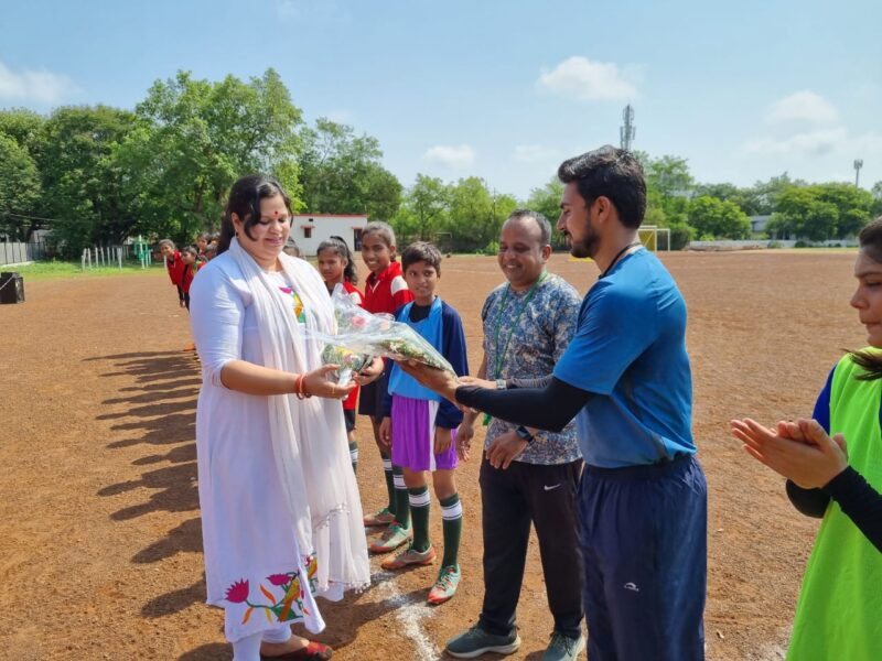 महिला कांग्रेस महासचिव श्वेता मिश्रा ने बढ़ाया फुटबाल खिलाड़ियों का हौंसला: कहा-अनुशासन से खेलने वालों की हमेशा होती है जीत