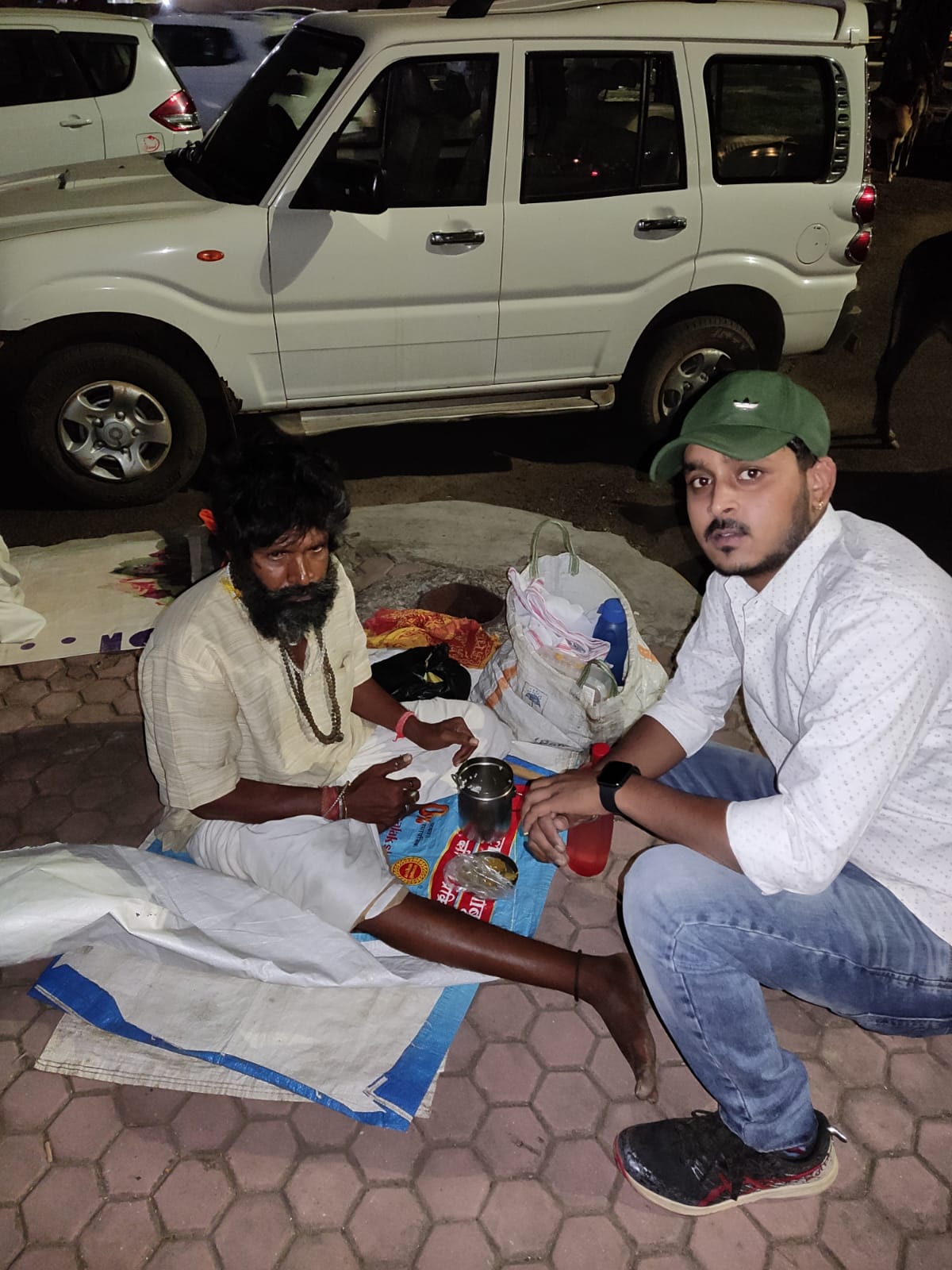 जरूरतमंदों की मदद के लिए आगे आई समिति: रेलवे स्टेशन और सेक्टर-9 हनुमान मंदिर के बाहर लोगों को बांटे फल और सामान