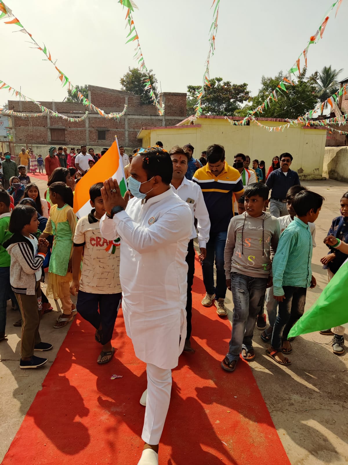 गणतंत्र दिवस पर देशभक्ति में डूबा गौतम नगर खुर्सीपार: BJP पार्षद विनोद सिंह ने किया ध्वजारोहण…महापुरुष बनकर बच्चों ने दी प्रस्तुति, जीत लिया सबका दिल