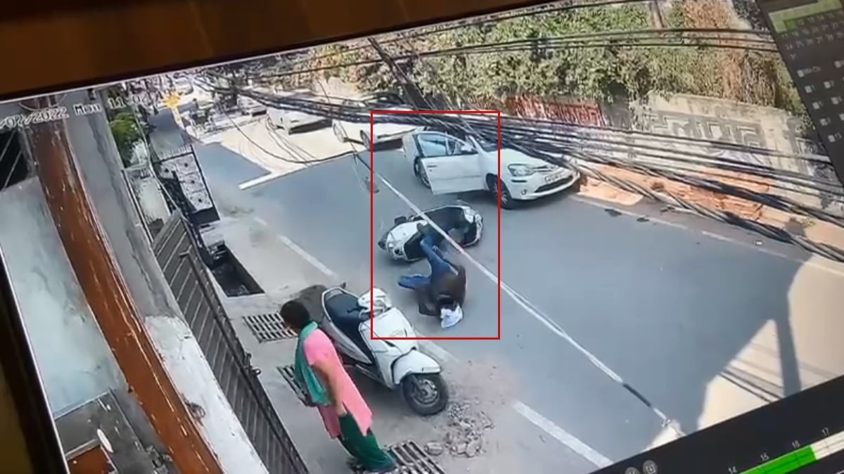 छोटी सी लापरवाही और चली गई जान: बीच रास्‍ते खोला कार का दरवाजा… टकराकर स्कूटी सवार की मौत; CCTV फुटेज भी आया सामने, देखिए