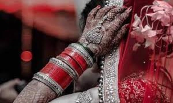 सुहागरात का VIDEO वायरल करने की धमकी: शादीशुदा नर्स ने सिंगल बताकर तो लड़के ने खुद को IAS बताकर की शादी… अब मांग रही 10 लाख रुपए… जानिए क्या है ये मामला