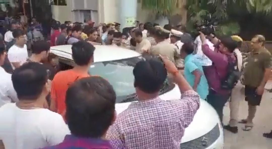 VIDEO-छत्तीसगढ़ और यूपी पुलिस में छीनाझपटी: ZEE NEWS के एंकर को गिरफ्तार करने दिल्ली पहुंची है छत्तीसगढ़ पुलिस…घर के बाहर हो गया बवाल, Twitter पर चल रहा है वार, देखिए ये वीडियो