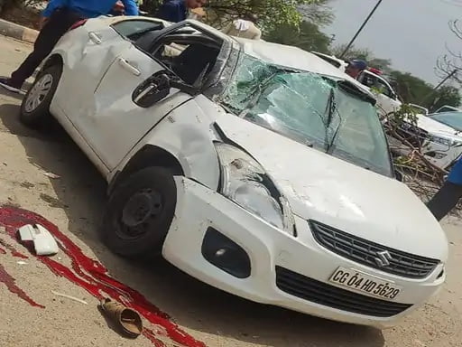 सड़क हादसे में युवक की मौत: तेज रफ्तार कार डिवाइडर से टकराई, गाड़ी में बैठी पत्नी और दो बच्चे हुए घायल, पति की मौके पर हुई मौत