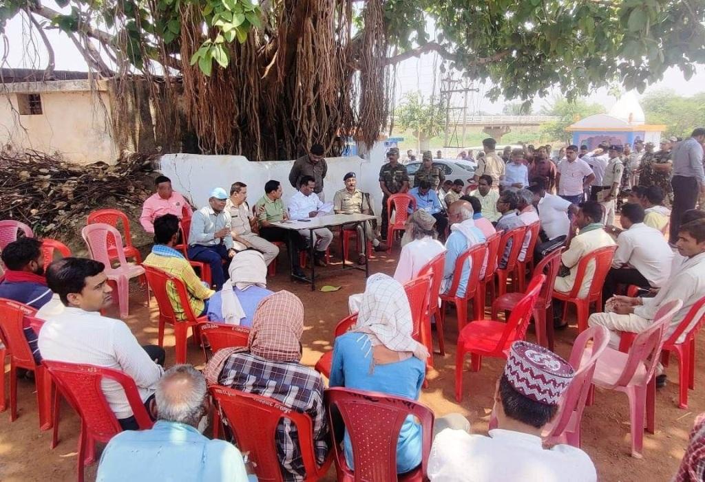 बिरनपुर मामले में दुर्ग संभाग के IG और कलेक्टर ने ली सर्व समाज प्रमुखों एवं ग्रामीणों के साथ ली शांति समिति की बैठक, अमन चैन और शांति बनाएं रखने की अपील