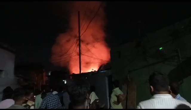 CG – गैस सिलेंडर में ब्लास्ट: सिलेंडर में रिसाव के बाद घर में लगी भीषण आग… जोरदार ब्लास्ट से उड़ी घर की छत… लोगों ने किसी तरह भागकर बचाई जान