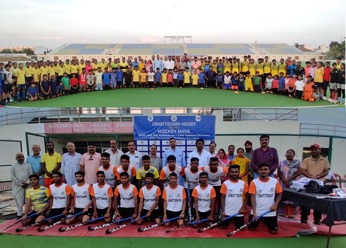 ओडिशा में 12 से हॉकी इंडिया जूनियर बालक राष्ट्रीय हॉकी चैंपियनशिप: छत्तीसगढ़ की टीम भी लेगी हिस्सा… हॉकी की नर्सरी राजनांदगाव में खिलाडियों को किट किया गया डिस्ट्रीब्यूट