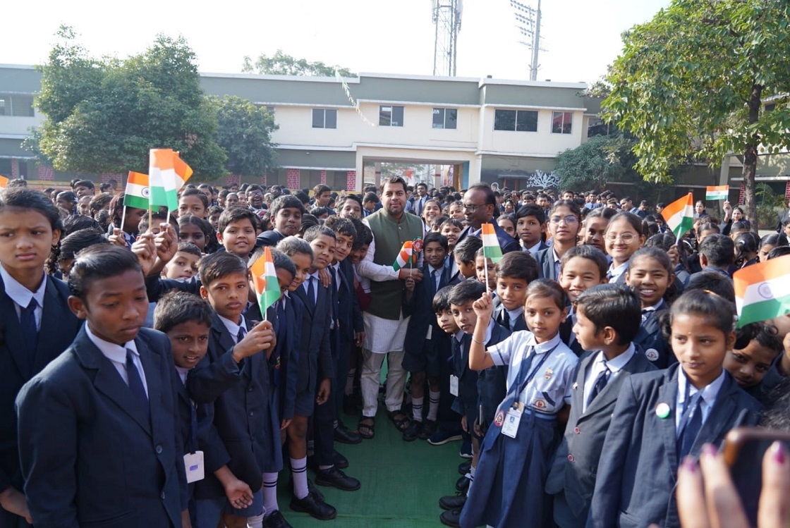 गणतंत्र दिवस के अवसर पर BJYM नेता मनीष पांडेय ने किया ध्वजारोहण: स्कूली छात्रों और आमजनो से की मुलाकात
