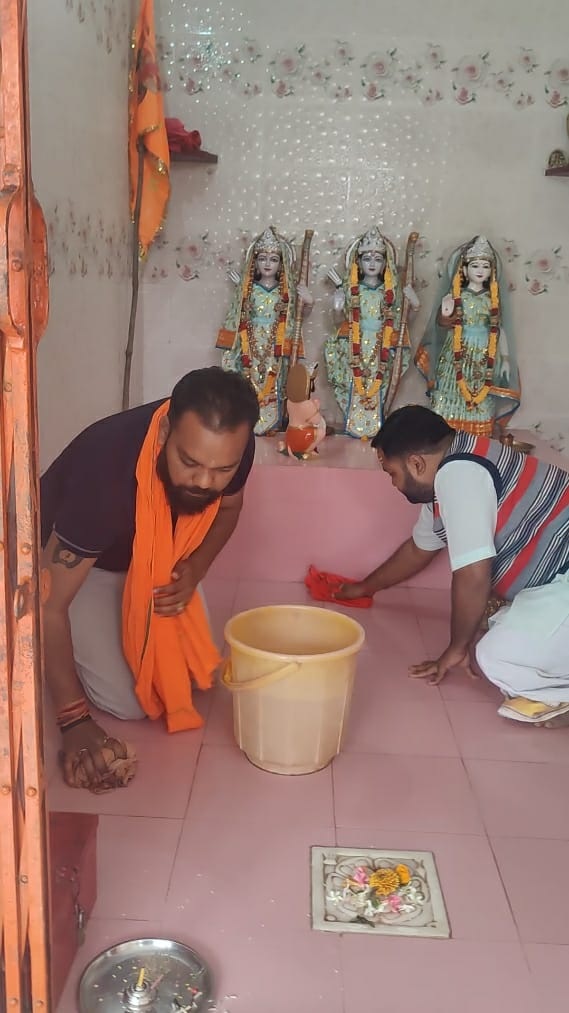 छत्तीसगढ़ में धार्मिक स्थलों पर चल रहा स्वच्छ अभियान: पार्षद मनीष यादव ने भी महादेव मंदिर की साफ़-सफाई कर अभियान में लिया हिस्सा
