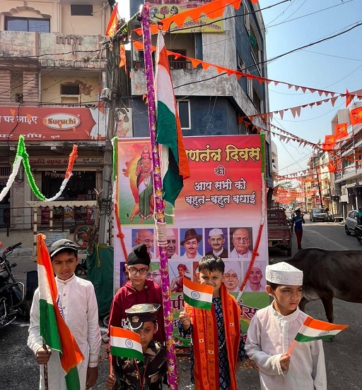 गणतंत्र दिवस के दिन दुर्ग में भारत में अखंडता में एकता का संदेश: अलग-अलग समुदाय के छोटे-छोटे बच्चो ने फहराया तिरंगा झंडा… श्रृंखला बनाकर भारत का मानचित्र भी बनाया गया