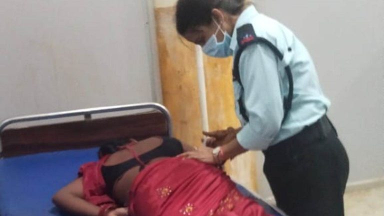 20_08_2025-woman_guard_gave_injection_to_patient-768x432-1