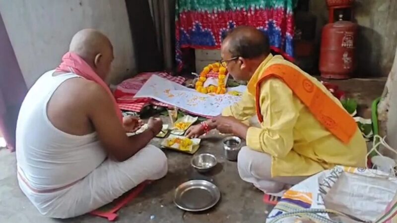 पिता ने जीवित बेटी का किया पिंडदान
