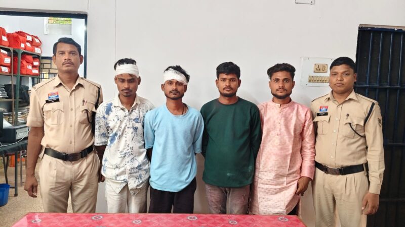 चाकू के साथ 8 युवक पकड़ाए