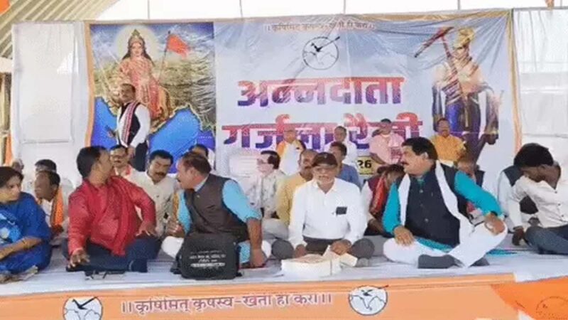रायपुर के तूता धरना स्थल पर किसान अपनी मांगों को लेकर प्रदर्शन कर रहे हैं।