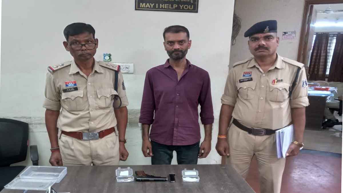 पुलिस की गिरफ्त में आरोपी