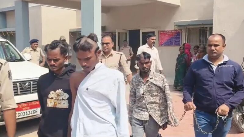 पुलिस ने युवकों का निकाला जुलुस